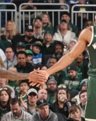 星空体育首页-利拉德手刃旧主造6胜0负定律 雄鹿双核连场30+