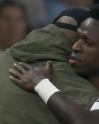 星空体育APP-曾就歧视事件公开声援！维尼修斯中场时主动找孔帕尼拥抱致意