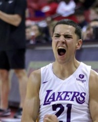 星空体育首页-5战三分30中17！湖人等来2米06神射手 佩总捡漏了