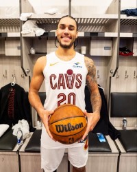 星空体育平台-双纪录！杰隆-泰森得到了今日的比赛用球并享受了泼水礼